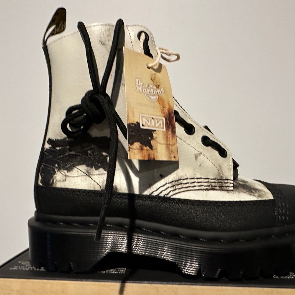 💕 Moving Sale! 💕 Dr. Martens Nine inch Nails 1460 Leather lace up boots - Picture 3 of 5